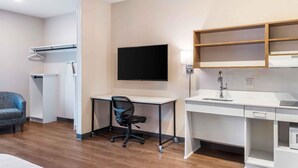 Studio | Bộ đồ giường cao cấp, bàn, màn/rèm cản sáng 