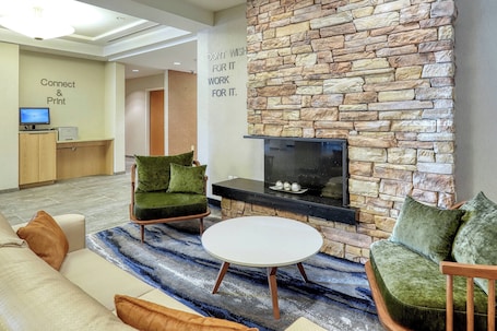 Lobby. Fairfield Inn & Suites by Marriott Woodbridge