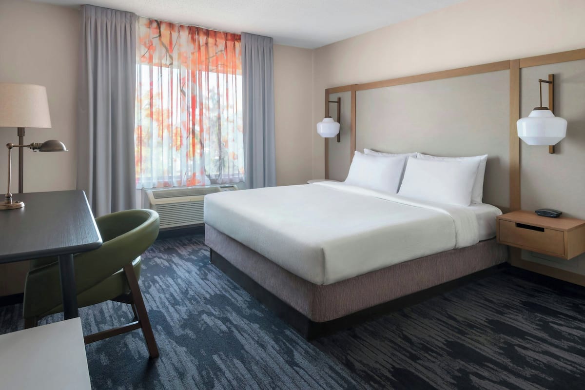 Room, 1 King Bed | Premium bedding, desk, blackout drapes, iron/ironing board