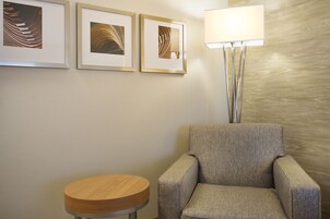 Escritorio, cortinas blackout y tabla de planchar con plancha