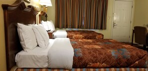 Chambre Standard double, 2 lits doubles | Aire de séjour | Téléviseur à DEL de 40 po avec télévision par câble, téléviseur