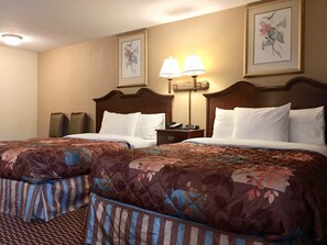 Standard Double Room, 2 Double Beds, Non-Smoking | Living area