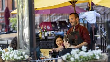 2 restaurantes; se sirve desayuno, almuerzo y cena; cocina francesa