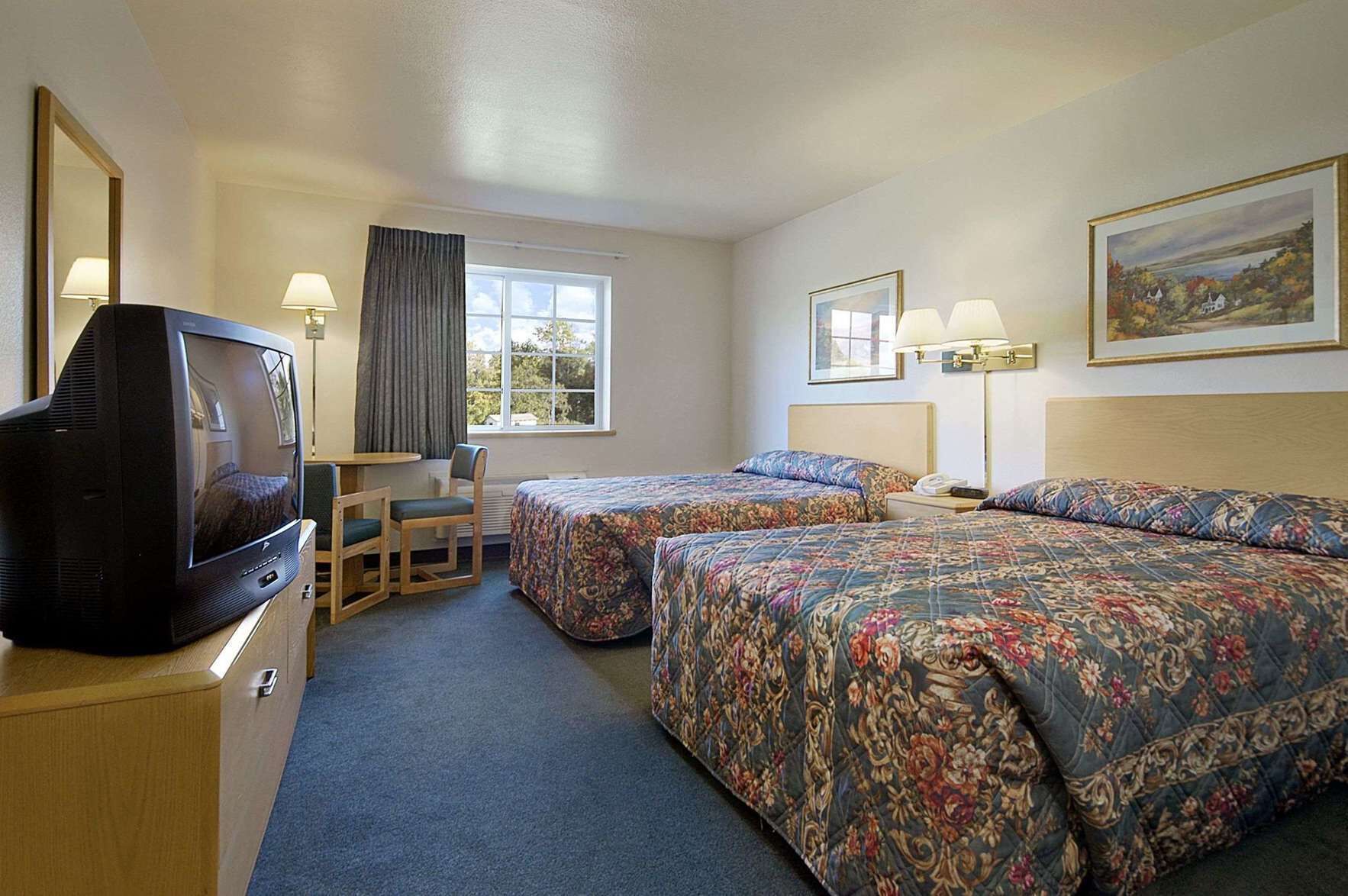 Iron/ironing board, free WiFi, bed sheets, alarm clocks