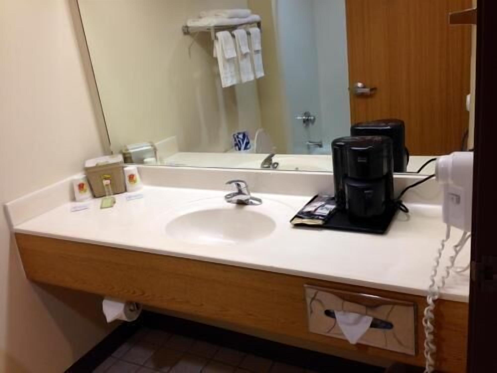 Bathroom | Combined shower/bathtub, towels