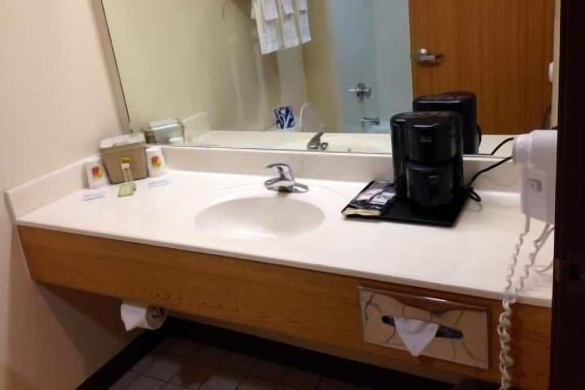 Salle de bain | Ensemble baignoire-douche, serviettes fournies