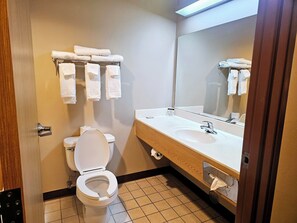 Combined shower/bathtub, towels