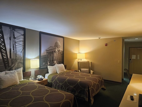 Iron/ironing board, free WiFi, bed sheets, alarm clocks. Super 8 by Wyndham Ava