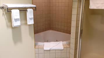 Bañera con ducha, toallas