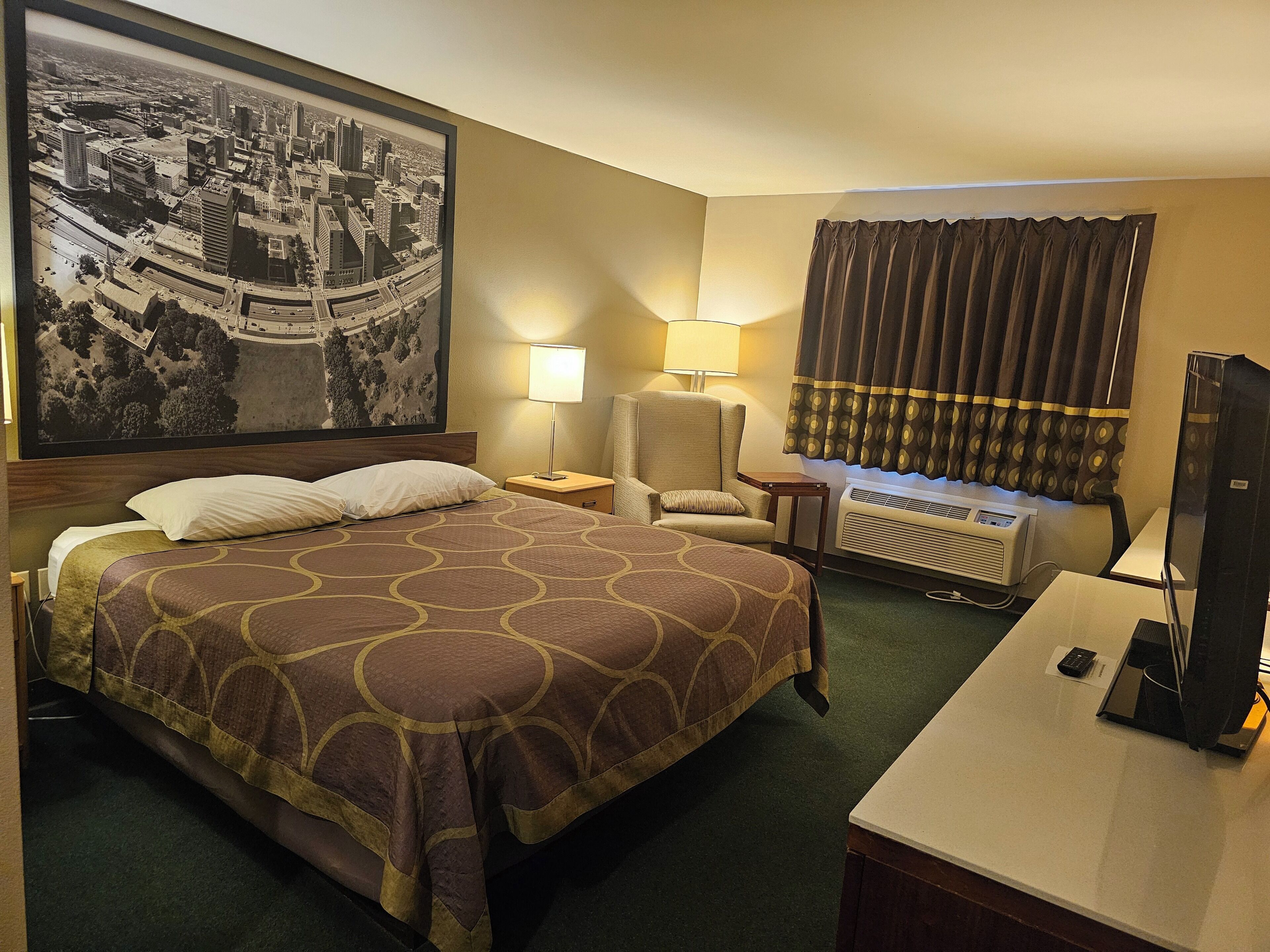 Habitación estándar, 1 cama King size, para no fumadores | Tabla de planchar con plancha, wifi gratis, ropa de cama y despertador 