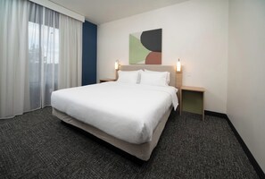 Premium bedding, desk, laptop workspace, blackout drapes - Spark by Hilton Amarillo East (Amarillo)