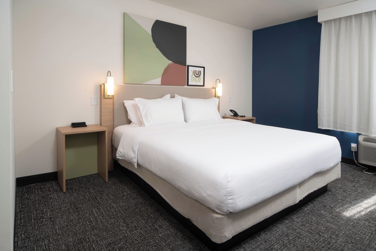 Room, 1 King Bed | Premium bedding, desk, laptop workspace, blackout curtains