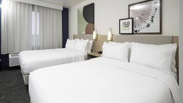 Estúdio, 2 camas Queen | Roupas de cama premium, escrivaninha, espaço de trabalho para notebook