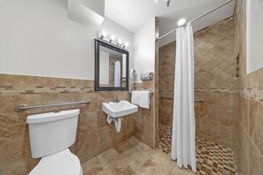 Chambre, 1 grand lit, accessible aux personnes à mobilité réduite | Salle de bain | Articles de toilette (gratuits), séchoir à cheveux, serviettes fournies