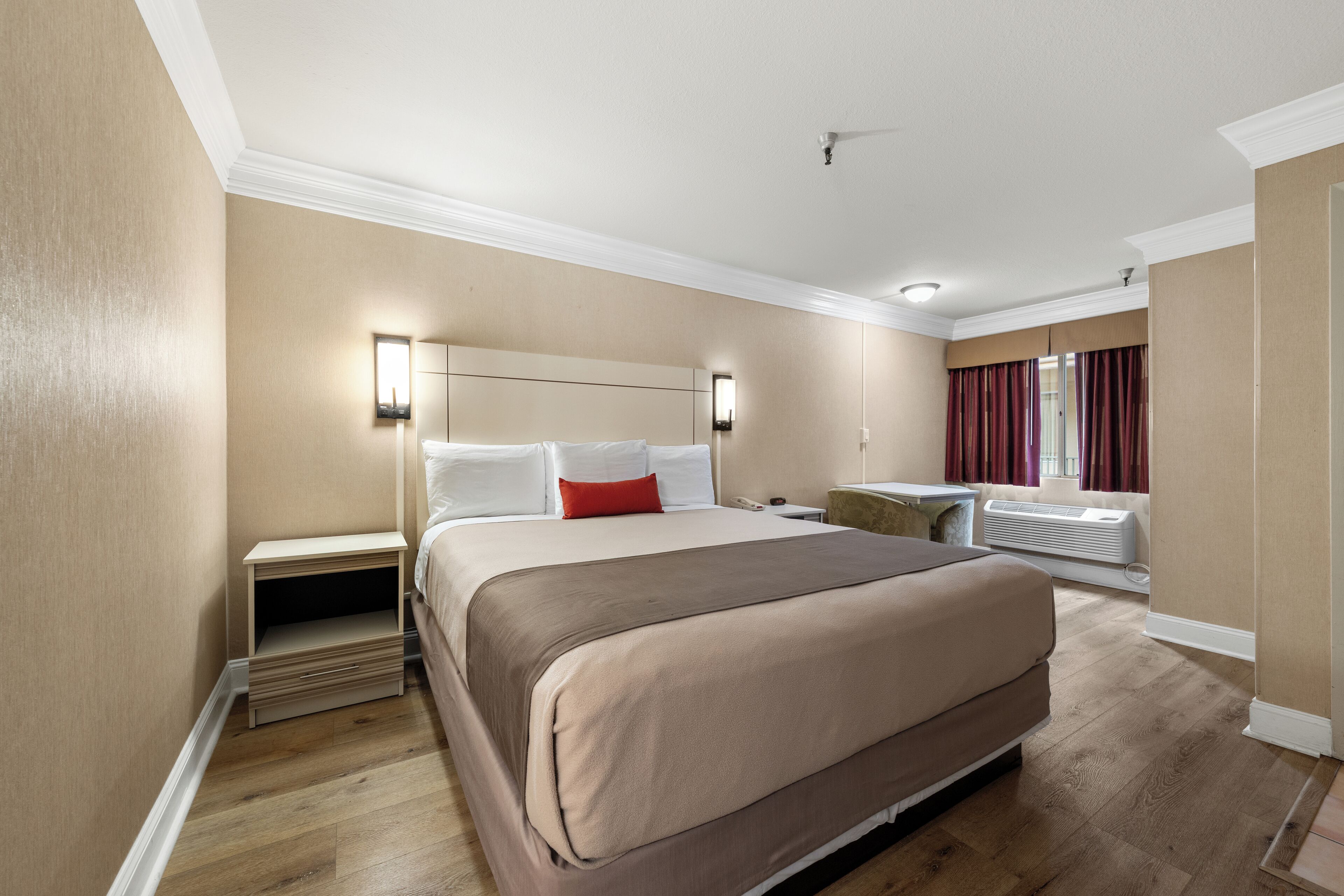 Room, 1 Queen Bed | Desk, free WiFi, bed sheets, alarm clocks