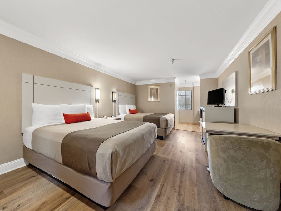 Quarto, 2 camas Queen | Escrivaninha, Wi-Fi de cortesia, roupa de cama, despertadores