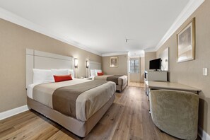 Chambre, 2 grands lits | Bureau, accès au Wi-Fi (inclus), literie fournie, réveille-matin