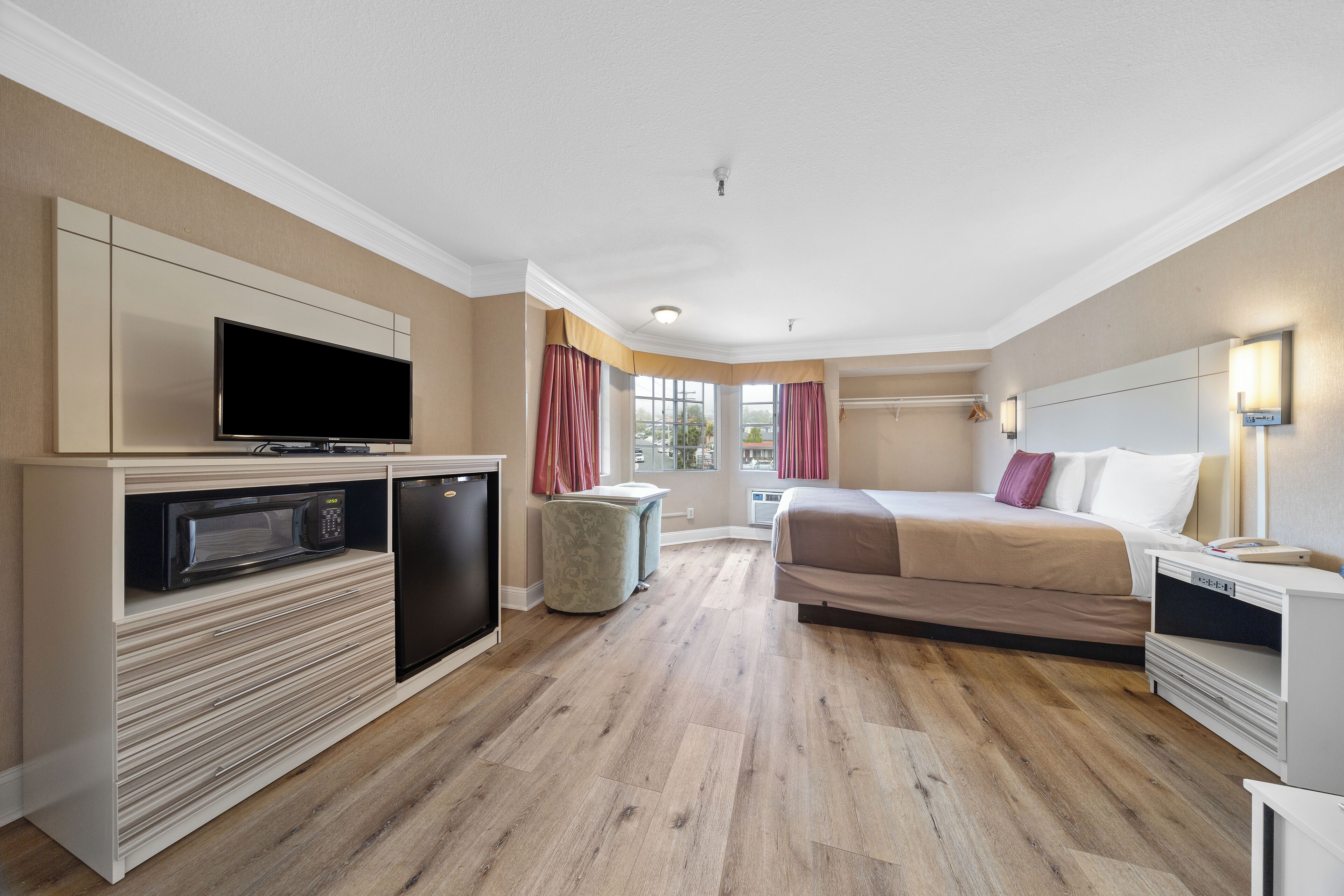 Room, 1 Queen Bed | Desk, free WiFi, bed sheets, alarm clocks