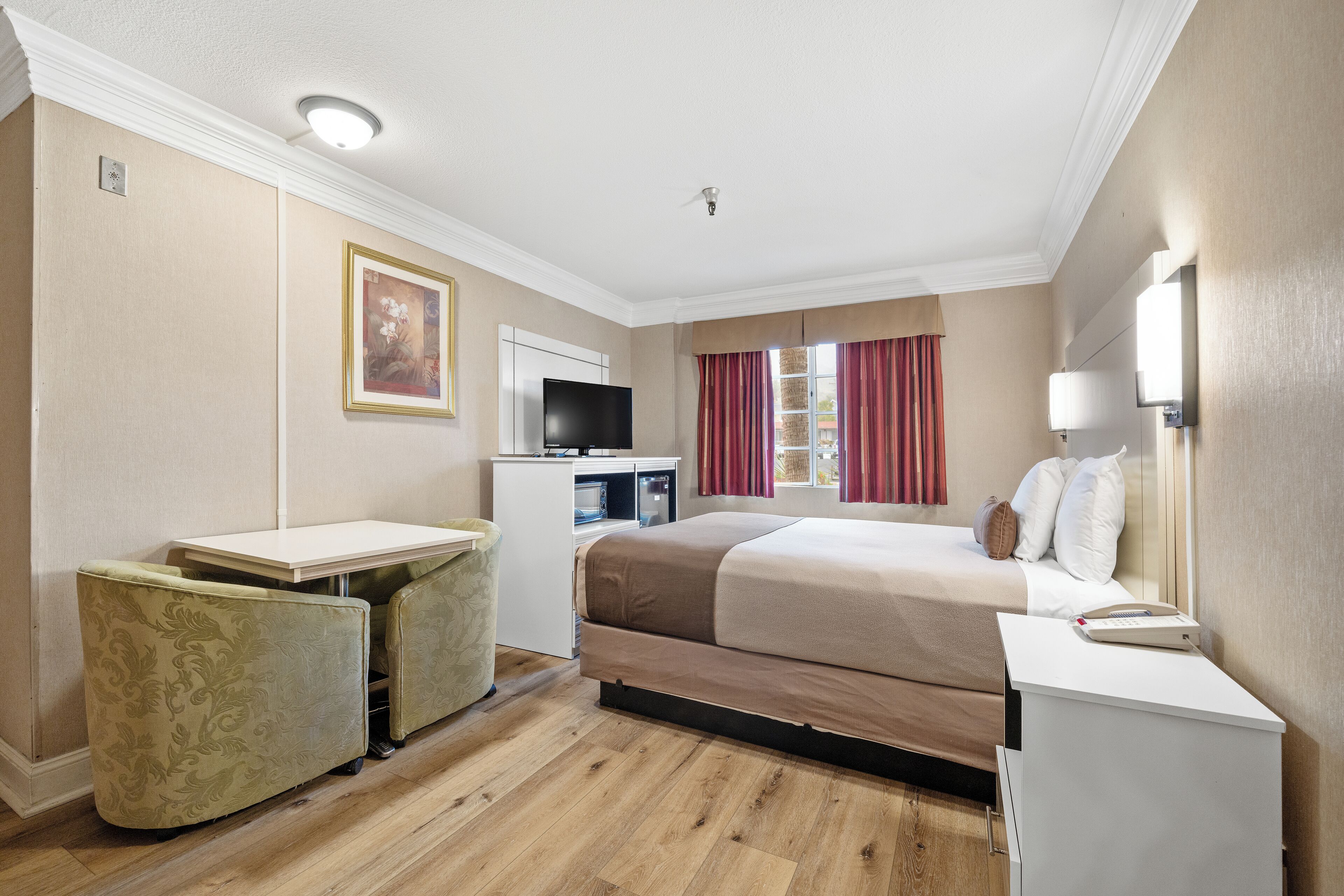 Chambre, 1 grand lit, accessible aux personnes à mobilité réduite | Bureau, accès au Wi-Fi (inclus), literie fournie, réveille-matin