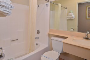 Articles de toilette gratuits, sèche-cheveux, serviettes fournies