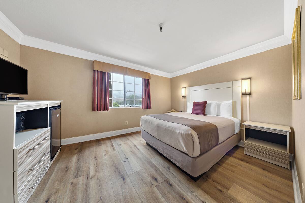 Room, 1 Queen Bed | Desk, WiFi (free), alarm clocks, bed sheets