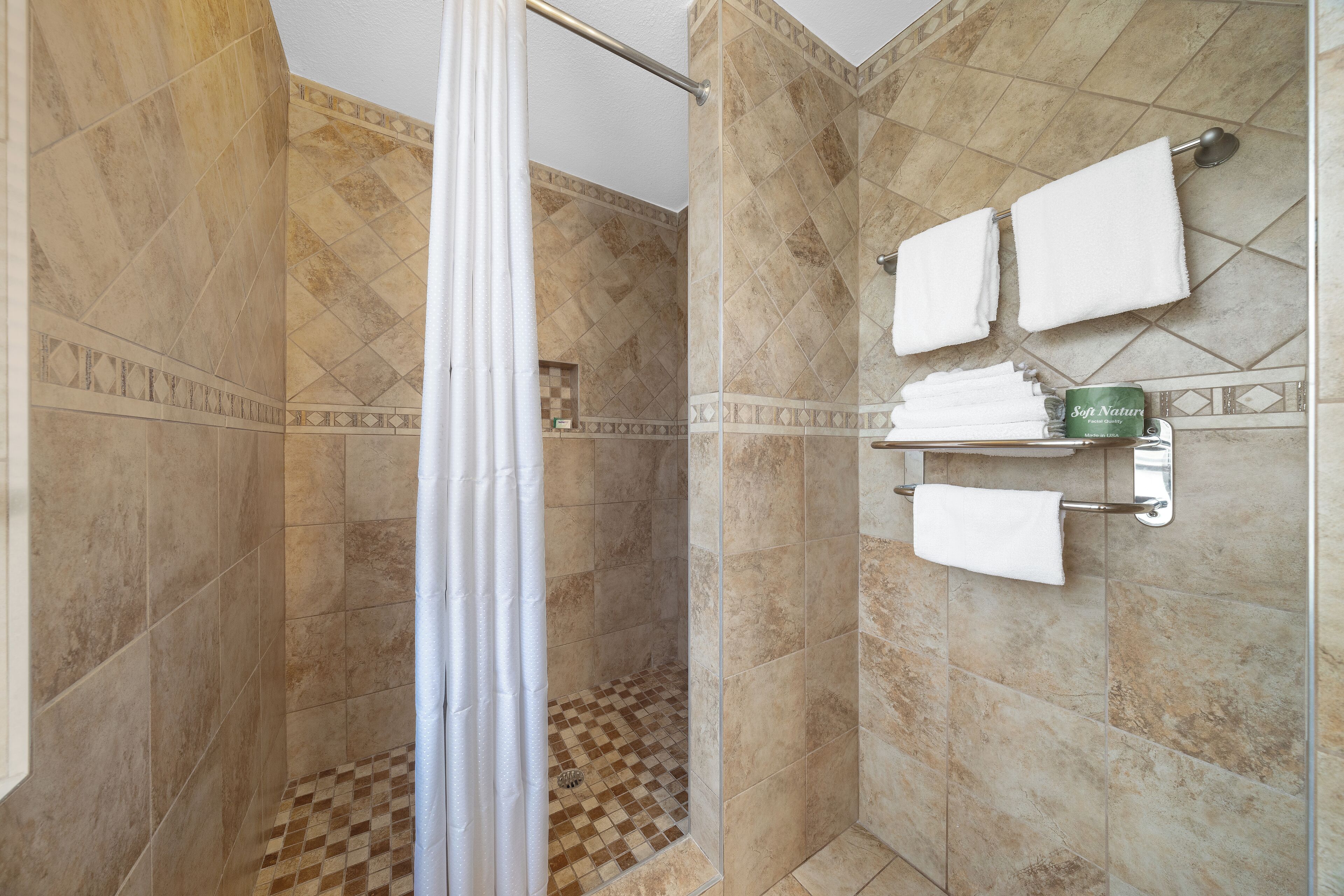 Room, 1 Queen Bed | Bathroom | Free toiletries, hair dryer, towels