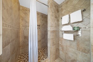 Room, 1 Queen Bed | Bathroom | Free toiletries, hair dryer, towels