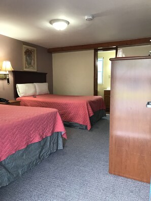 Zimmer, 2 Doppelbetten, Nichtraucher, Kühlschrank und Mikrowelle