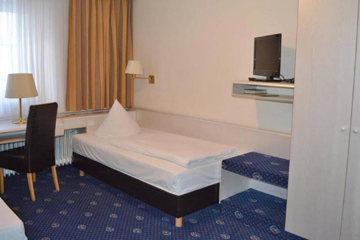 Hypo-allergenic bedding available, in-room safe, WiFi (free), bed sheets