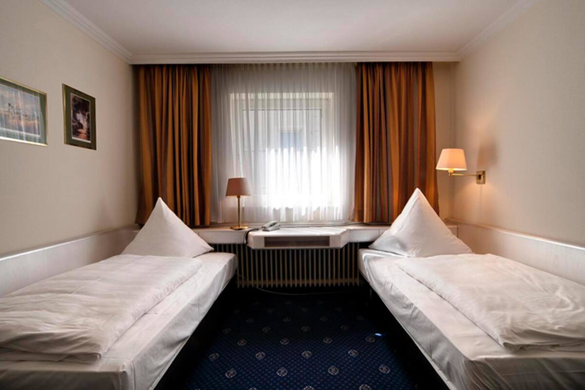 Twin Room | Hypo-allergenic bedding available, in-room safe, WiFi (free), bed sheets