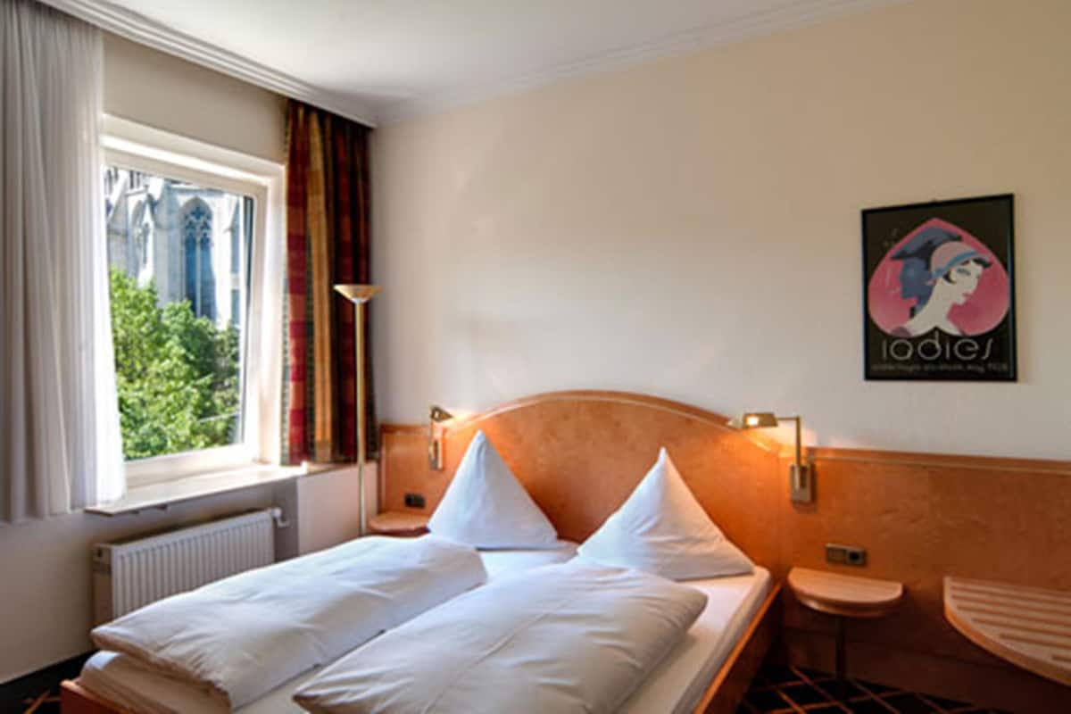 Double Room | Hypo-allergenic bedding available, in-room safe, WiFi (free), bed sheets