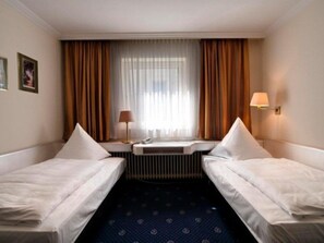 Hypo-allergenic bedding, in-room safe, free WiFi, bed sheets - Hotel St. Paul (Munich)