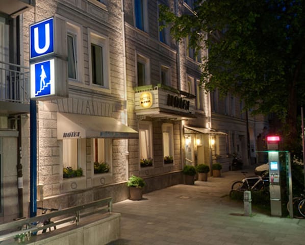 Fassade der Unterkunft – Abend/Nacht