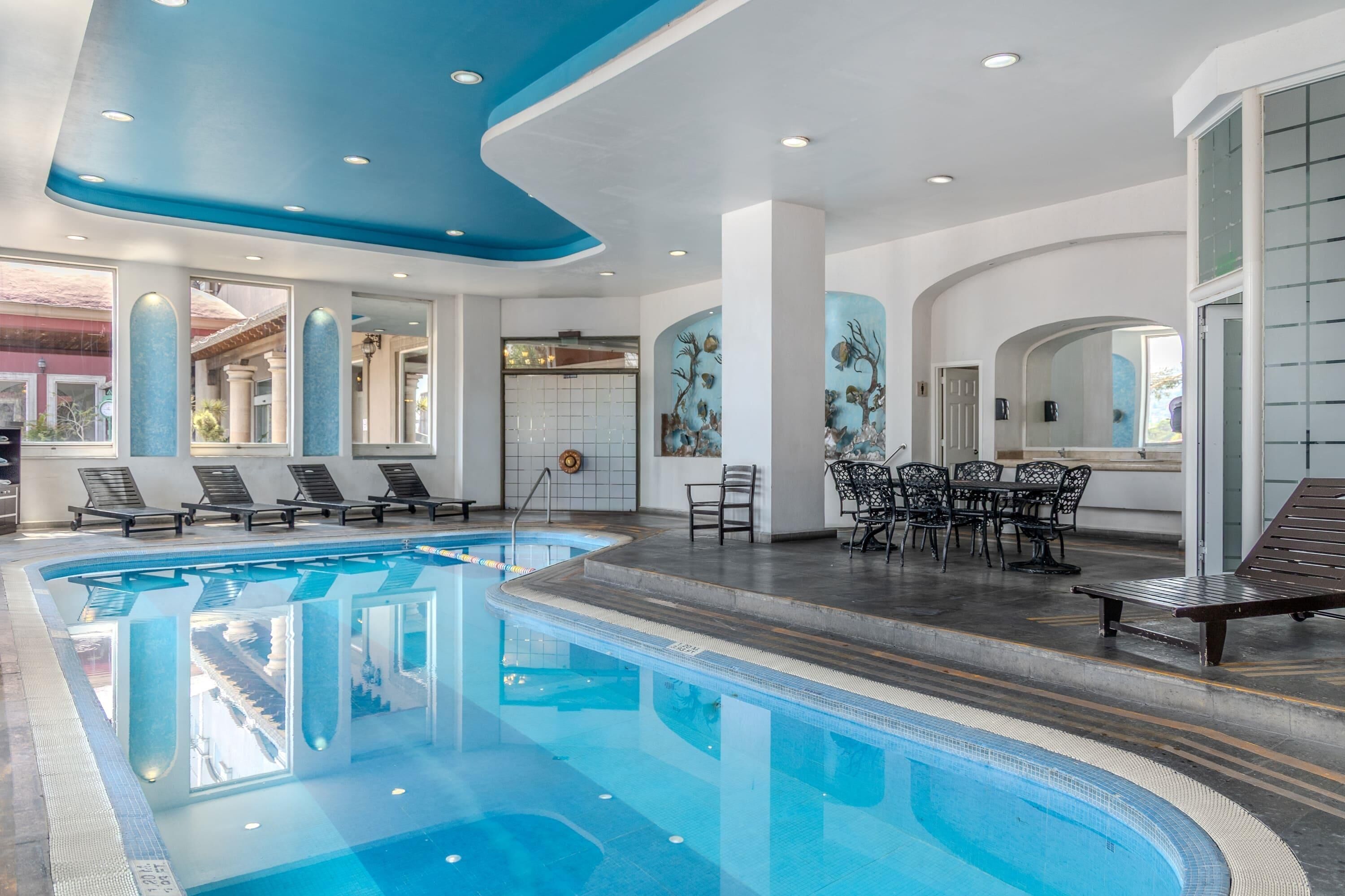 Piscina coperta, lettini