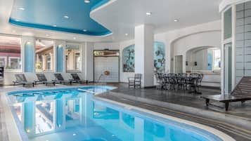 Piscina coperta, lettini