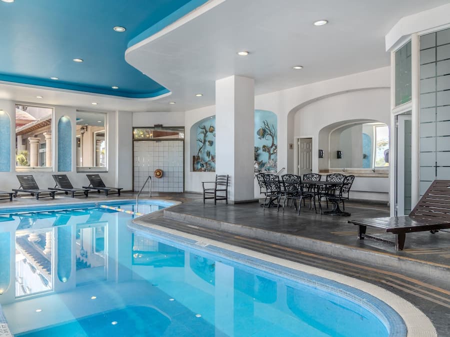 Indoor pool, sun loungers