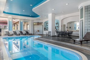Indoor pool, pool loungers - Ramada by Wyndham CDMX Perinorte (Tlalnepantla de Baz)