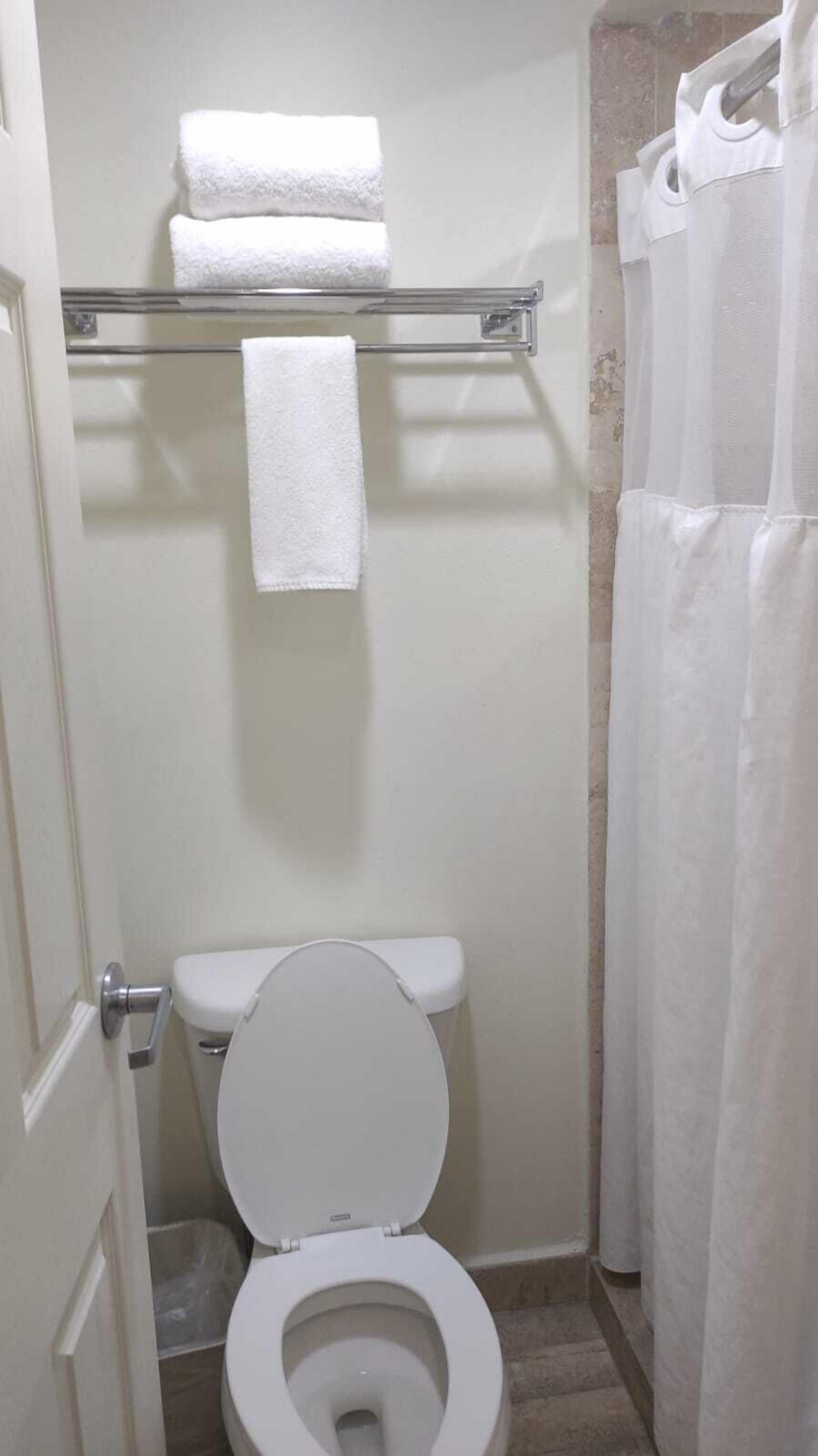 standard room, 1 king bed | bathroom | free toiletries, hair dryer, towels