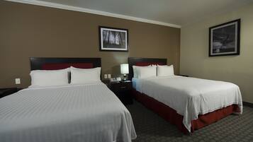 Minibar, caja de seguridad en la habitación y escritorio