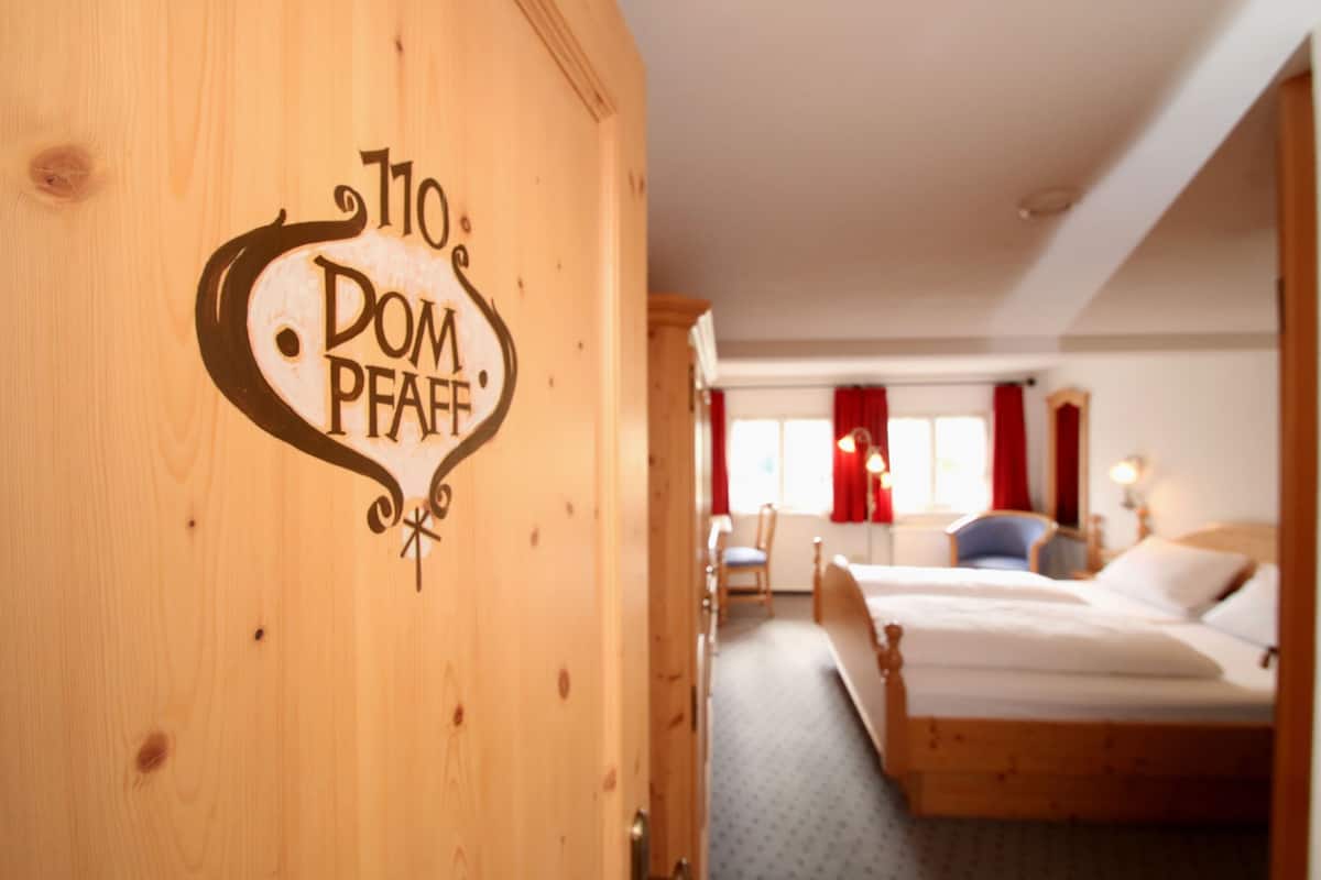 Una puerta de madera con un letrero que dice "Dom Peaff".