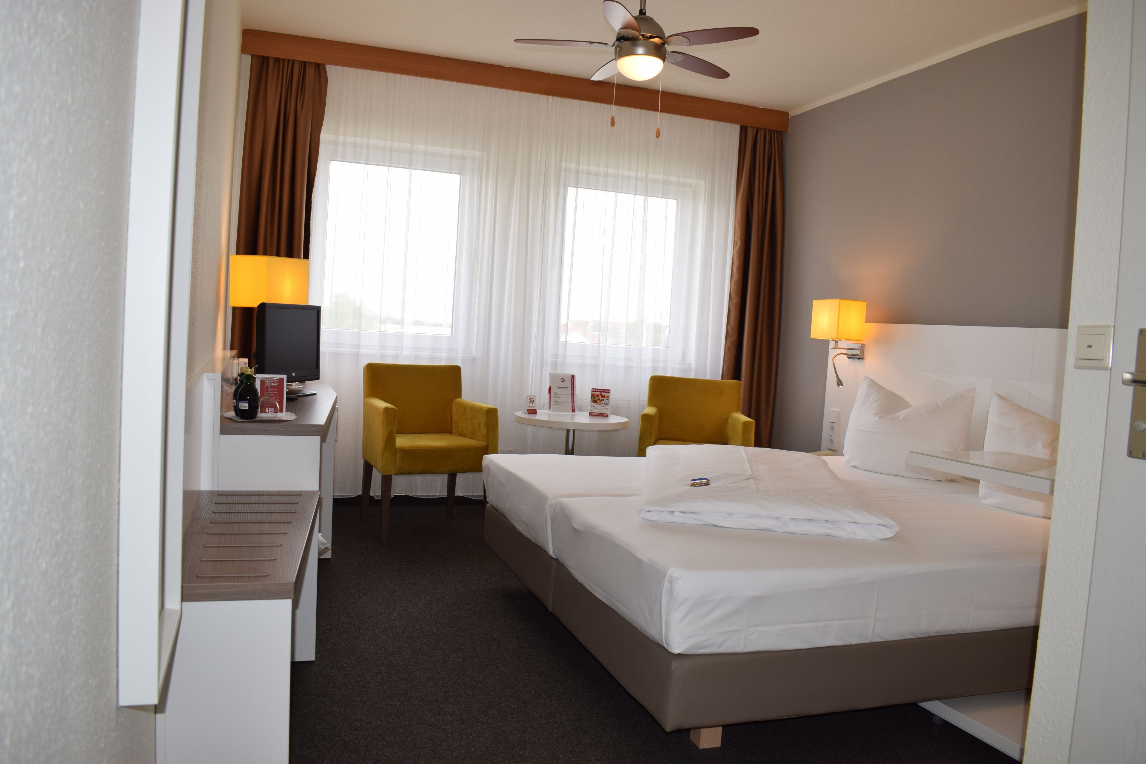 comfort single room | desk, blackout curtains, iron/ironing board, free wifi