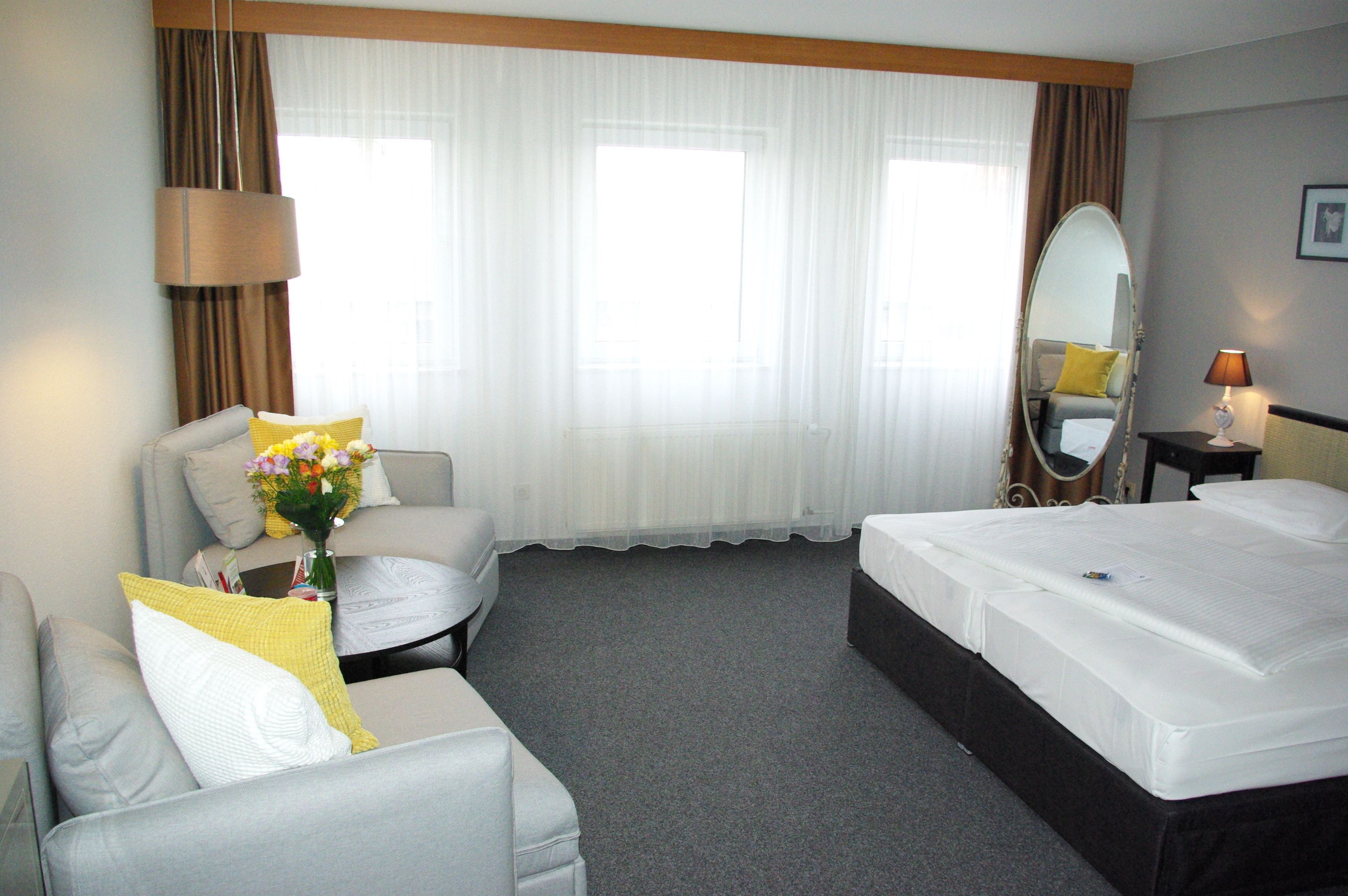 Escrivaninha, cortinas blackout, ferros/tábuas de passar roupa