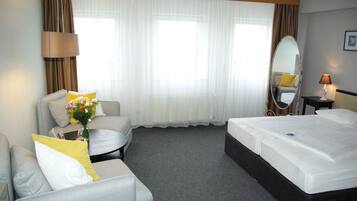 Escrivaninha, cortinas blackout, ferros/tábuas de passar roupa