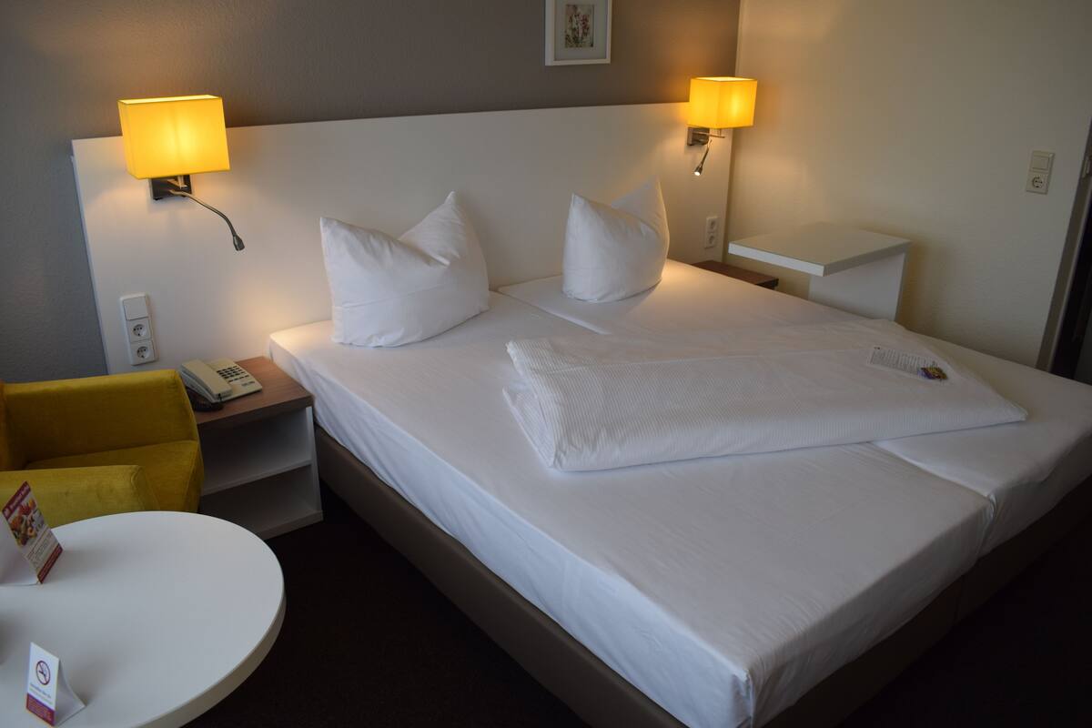 Comfort Single Room | Desk, blackout drapes, iron/ironing board (on request), WiFi (free)