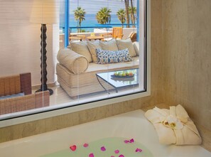 Premium VIP Junior Suite outdoor Hot Tub | Bad | Toalettartikler (inkludert), hårføner, badekåper og tøfler