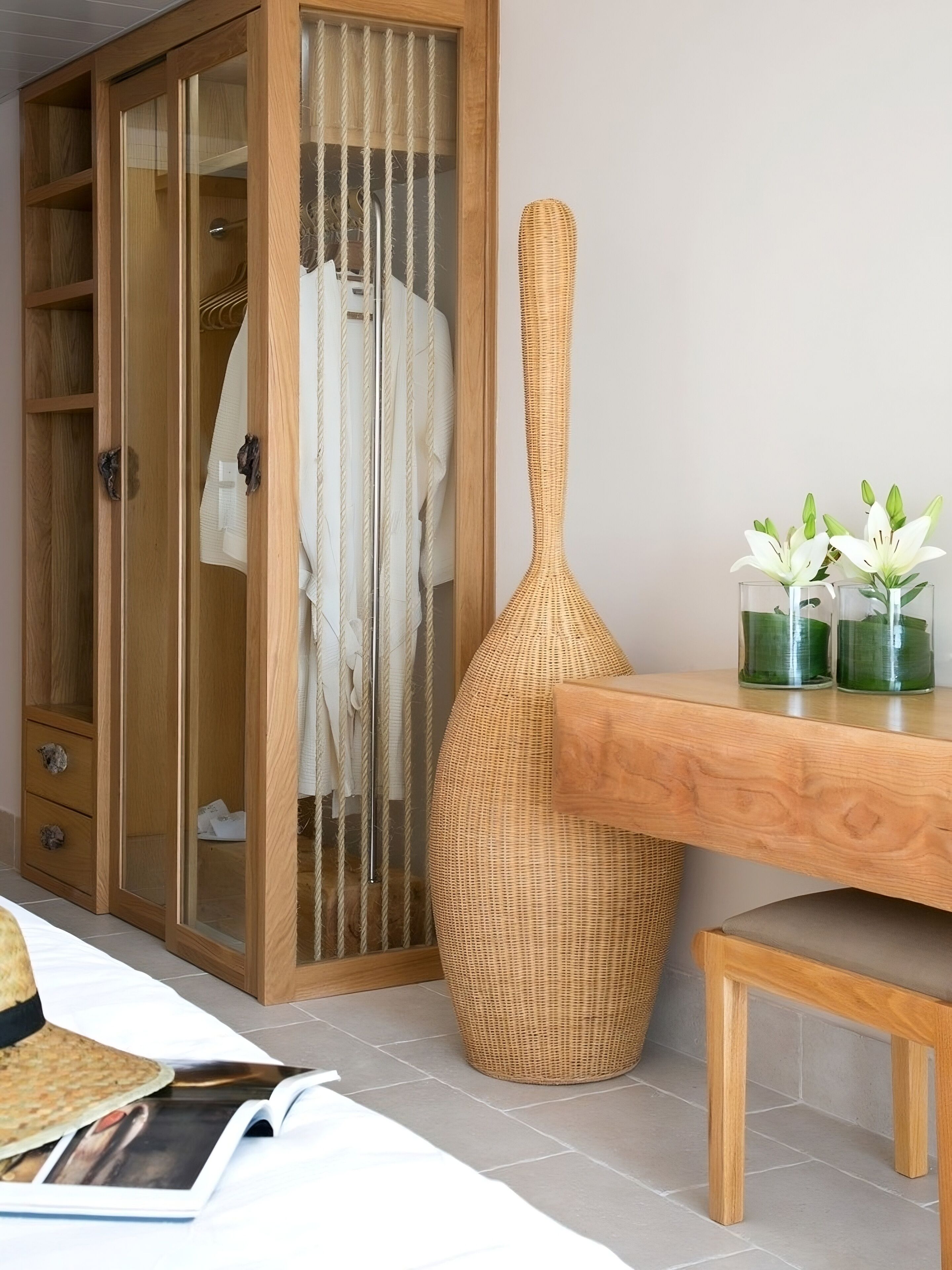 客房内保险箱、办公桌、笔记本电脑工作区、遮光窗帘