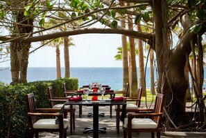 6 nhà hàng, phục vụ bữa sáng, bữa trưa, bữa tối, món nướng (BBQ) 