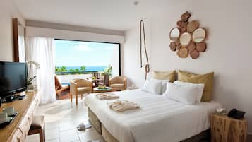 Superior Deluxe Sea View | Tallelokero huoneessa, työpöytä