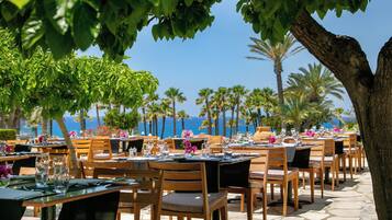 6 restaurants, breakfast, lunch, dinner served; barbecue