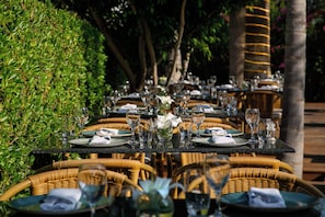 6 restaurants, breakfast, lunch, dinner served; barbecue